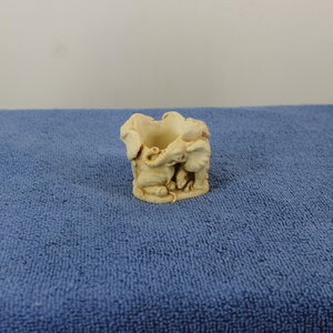 Cofre del tesoro oculto de 1996 del baile de los trompetistas de Harmony House. Cuatro elefantes en círculo. Observe el detalle de los ojos.