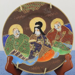 Vintage Satsuma 7 1/4&quot; plate w/gold ring 3 People