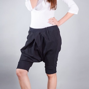 Plus Size Caprihosen für Frauen, schwarze Breeches, Drop Crotch Hose, Drop Crotch Joggers Frauen, Haremshosen, Hosen, Plus Size Kleidung Bild 1