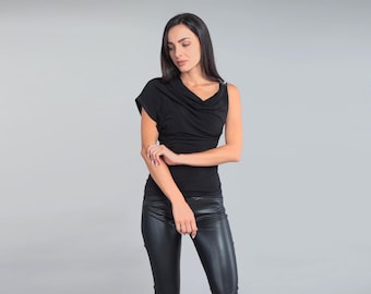Elegantes Schwarzes Party Top mit Drapiertem Ausschnitt und Nackten Schulter