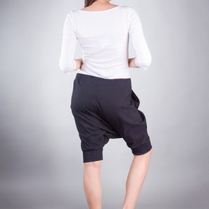 Capris de talla grande para mujer, calzones negros, pantalones de entrepierna caída, joggers de entrepierna caída para mujer, pantalones harén, pantalones, ropa de talla grande imagen 4