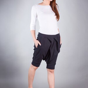 Plus Size Caprihosen für Frauen, schwarze Breeches, Drop Crotch Hose, Drop Crotch Joggers Frauen, Haremshosen, Hosen, Plus Size Kleidung Bild 3