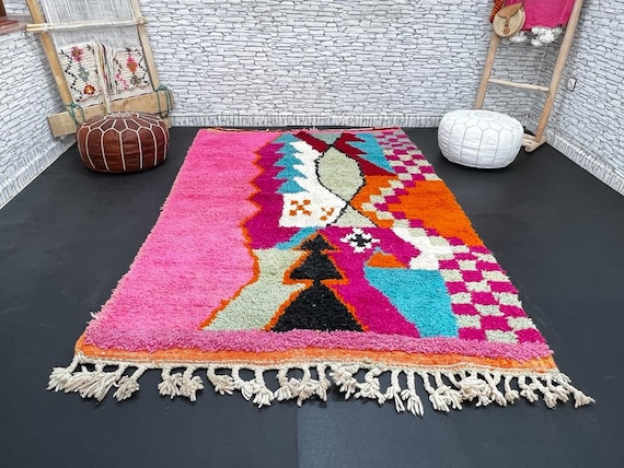 手作りのピンクのベルベルラグ：カラフルなモロッコ産羊毛ラグ（5.3 x