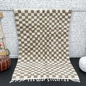 moroccan checkered rug, checkered morrocan rug, white and brown rug, checkered rug ,checkered rug, wool and wool handmade rug. 5x7.9ft