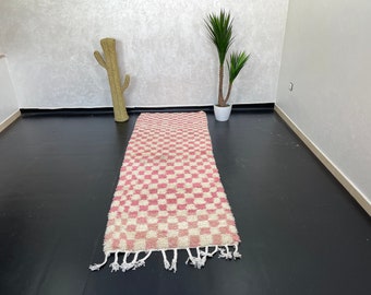 ハンドメイドのピンクのウールランナーラグ：幾何学模様のモロッコ風