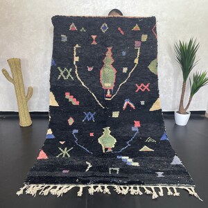ハンドメイドのピンクのウールランナーラグ：幾何学模様のモロッコ風
