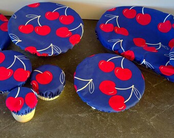 Charlotte para plato, funda para plato, cero residuos cerezas rojas sobre fondo azul marino