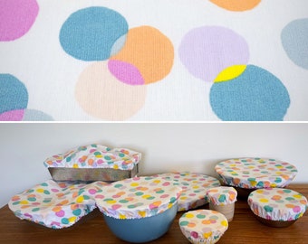 Charlotte pour plat, couvre plat , zéro déchet confettis multicolores sur fond blanc