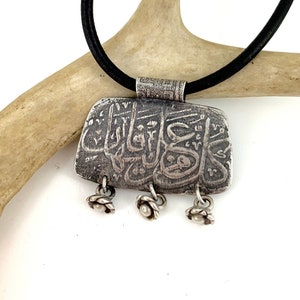 Calligrafia araba artefatto in argento sterling con collana di ciondoli