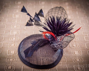 Fascinator mit Federn in Schwarz-Rot-Silber