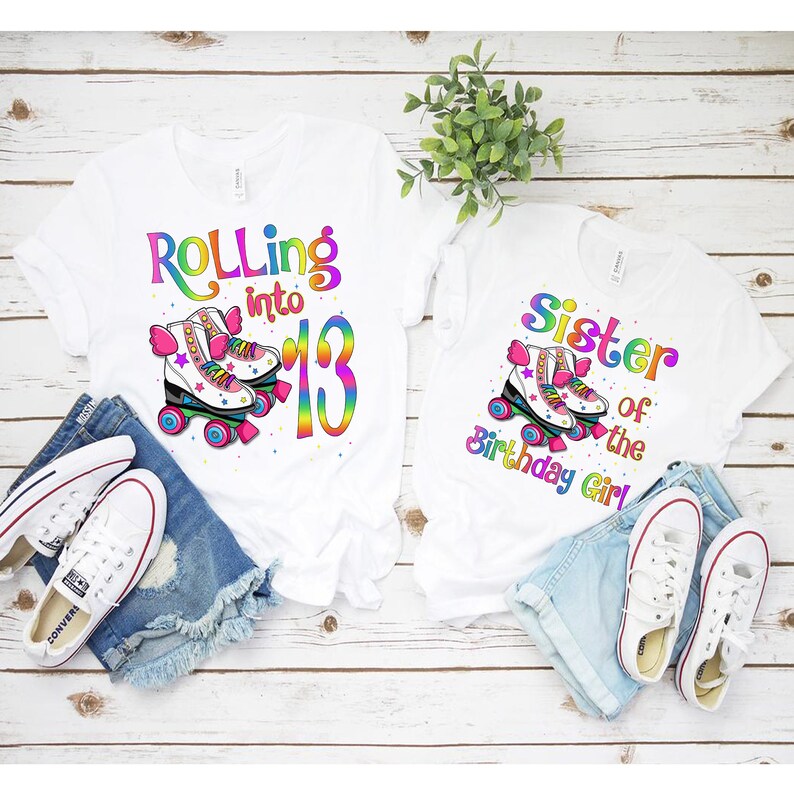 Puede incluir: Dos camisetas blancas con texto colorido y gr&aacute;ficos de patines. La primera camiseta dice "Rolling into 13" y la segunda camiseta dice "Sister of the Birthday Girl".
