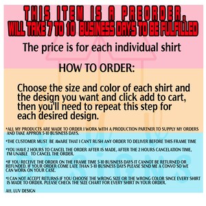 Puede incluir: Un gr&aacute;fico rosa y azul con el texto "THIS ITEM IS A PREORDER, WILL TAKE 7 TO 10 BUSINESS DAYS TO BE FULFILLED". Tambi&eacute;n se incluye el texto "The price is for each individual shirt". El gr&aacute;fico tambi&eacute;n incluye instrucciones sobre c&oacute;mo pedir una camiseta, incluyendo la elecci&oacute;n de la talla, el color y el dise&ntilde;o. El gr&aacute;fico tambi&eacute;n incluye una renuncia de responsabilidad que indica que todos los productos se hacen por encargo y tardan aproximadamente de 5 a 10 d&iacute;as h&aacute;biles en enviarse.