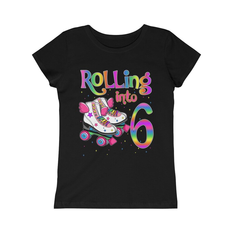 Puede incluir: Camiseta negra con un gr&aacute;fico de arco&iacute;ris que dice "Rolling into 6" con un par de patines de ruedas de arco&iacute;ris.