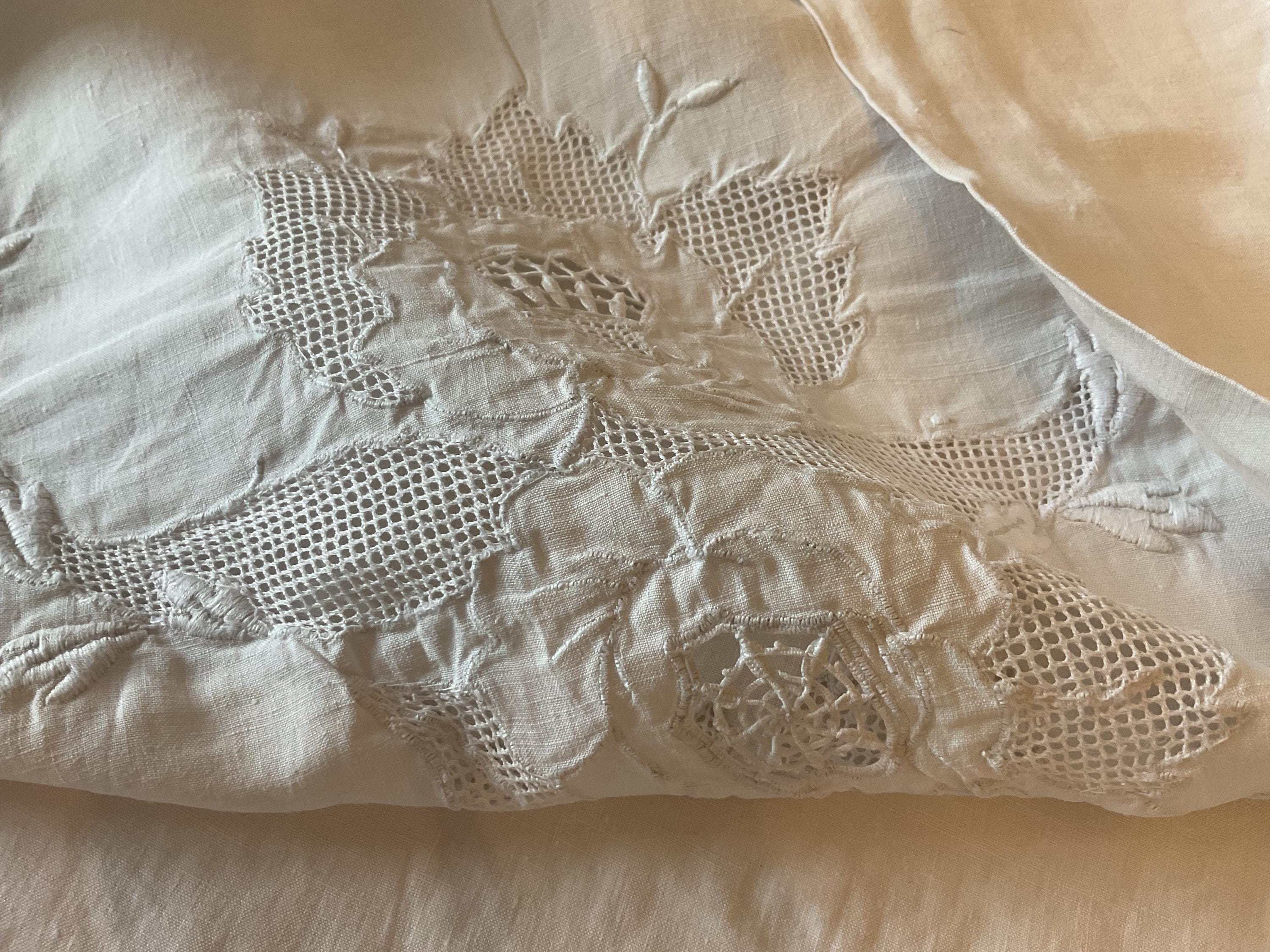 EGの手刺繍モノグラムと全幅にわたるゴージャスな刺繍