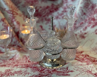 Set vintage francés de aceite de oliva, vinagre, sal, pimienta y mostaza.