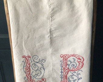 Feuille de pur lin antique, monogrammée LP, brodée à la main, rouge et bleu, décor de maison de ferme/rustique