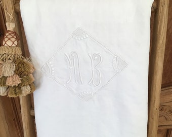 Feuille française vintage monogrammée MB, métis doux mais lourd