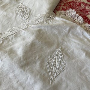 Prachtige kussenslopen met prachtige initialen MS of SM met delicate gehaakte kant met 3D rozen, antiek Frans, antieke kussenslopen, woonaccessoires