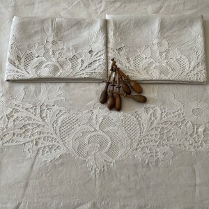 Prachtig GROOT laken en bijpassende kussenslopen in uitstekende staat, prachtige kloskant, initiaal R op beide hoeken, h 268 cm x b 293 cm!