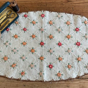 Reservado para Y. Pequeño mantel francés vintage ovalado con preciosos bordados coloridos, perfecto para manualidades/coser.