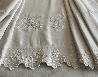 SUPERB ML monogrammerat linnelakan i rent linne, vackert handbroderat med utsökt tjock broderad vågig kant, havregrynsfärgad