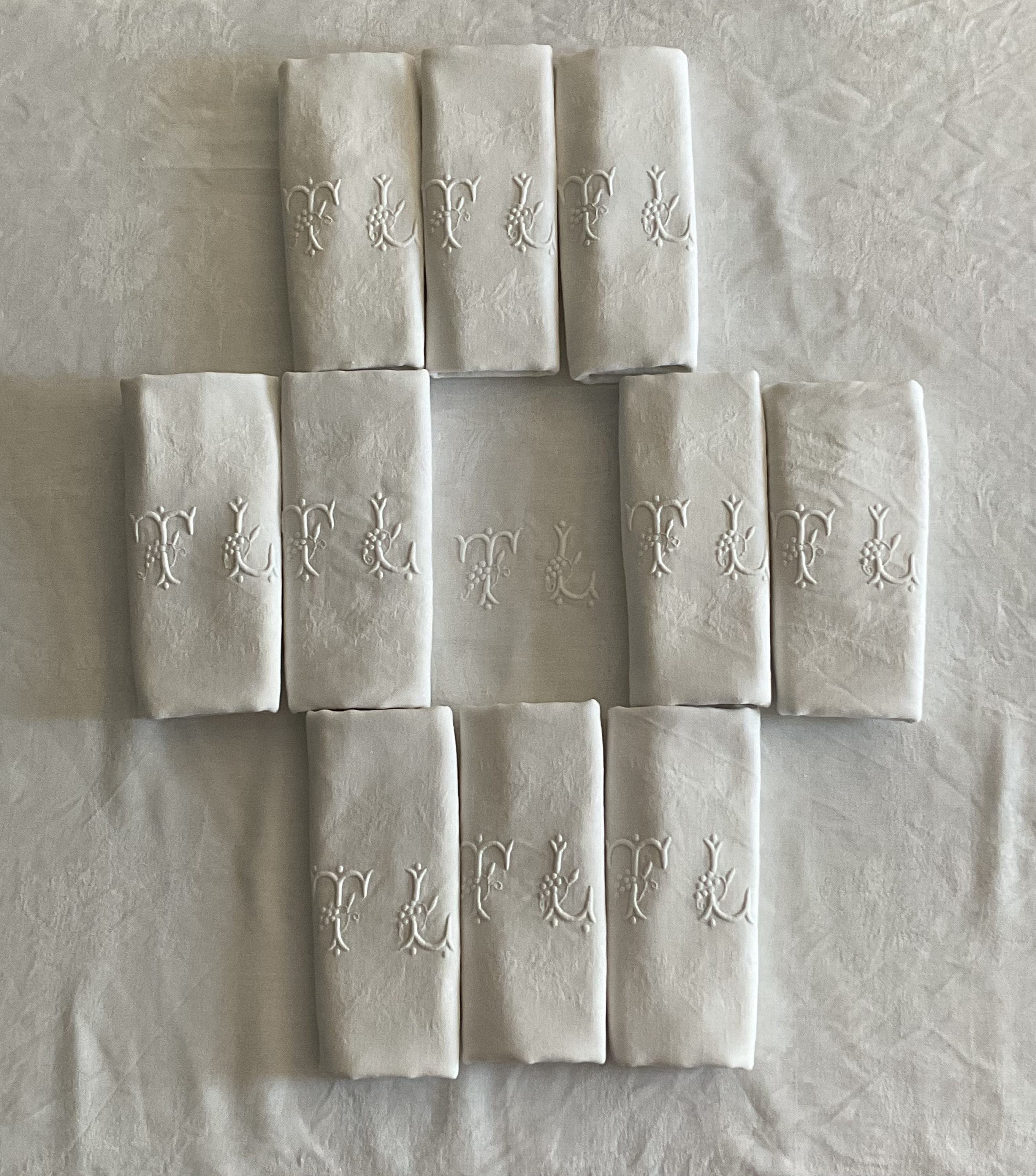 洋書 Monograms and Antique Linens Monograms and Antique Linens: A Collection of Beautiful