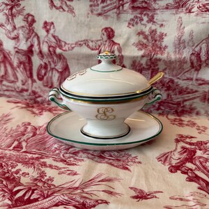 Mostardeira ou "moutardier" francesa antiga com tampa e monograma EL, para servir condimentos, decoração de mesa, com colherzinha banhada a ouro inclusa.