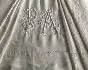 PA-Monogramm mit Schleifen, handbestickt, reines Leinenlaken, Vintage-Dekoration im französischen Stil, Schlossdekor