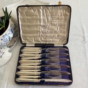 Antique silver plated English fish couverts, cutlery sets, 6 forks, 6 knives, hallmarked William Hutton & Sons, in original box