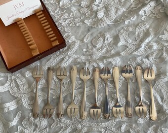 11 Art Deco French vintage silver plated oyster forks in great condition, hallmarked Joseph Buisson, in original presentation/ storage box,