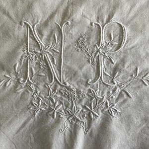 Sábana antigua francesa de lino puro, suave y flexible, con monograma NP, exquisitamente bordada a mano, con dobladillo hecho a mano, en excelente estado.