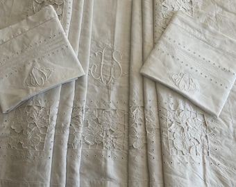 PRACHTIG JS-monogram, handgeborduurd, puur linnen hoeslaken met bijpassende kussenslopen, uitstekende staat, kasteeldecoratie