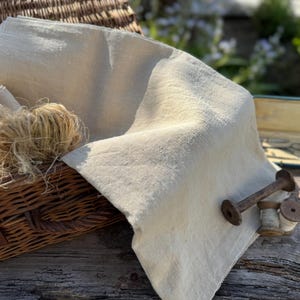 Könnte beinhalten: Ein Set aus drei Keramikbechern mit gesprenkelter, matter Oberfläche. Die Becher sind in Creme-, Hellbraun- und Dunkelbrauntönen gehalten. Jeder Becher hat ein schlichtes Design und einen abgerundeten Henkel.