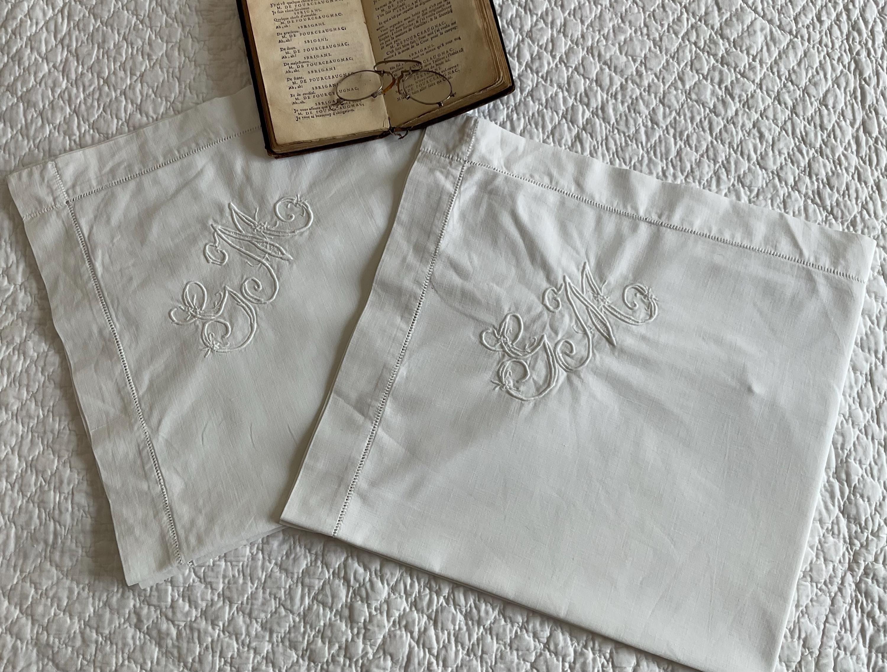 洋書 Monograms and Antique Linens s-l1200.jpg