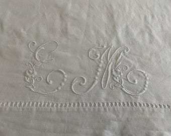 Vintage EM-monogram metis-laken (katoen-linnenmix), handgeborduurd, vintage Franse woondecoratie.