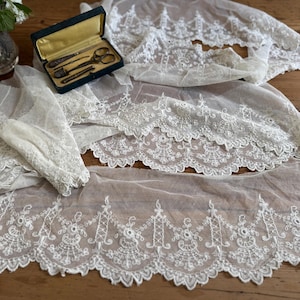 Vintage lace from the 50’s machine embroidered, 4.25 meters from which 3 meters in great condition, crafting, sewing.