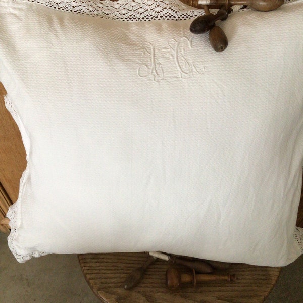 Vintage-Kissenbezug aus Baumwoll-Piqué mit Monogramm „JC“ und Klöppelspitze