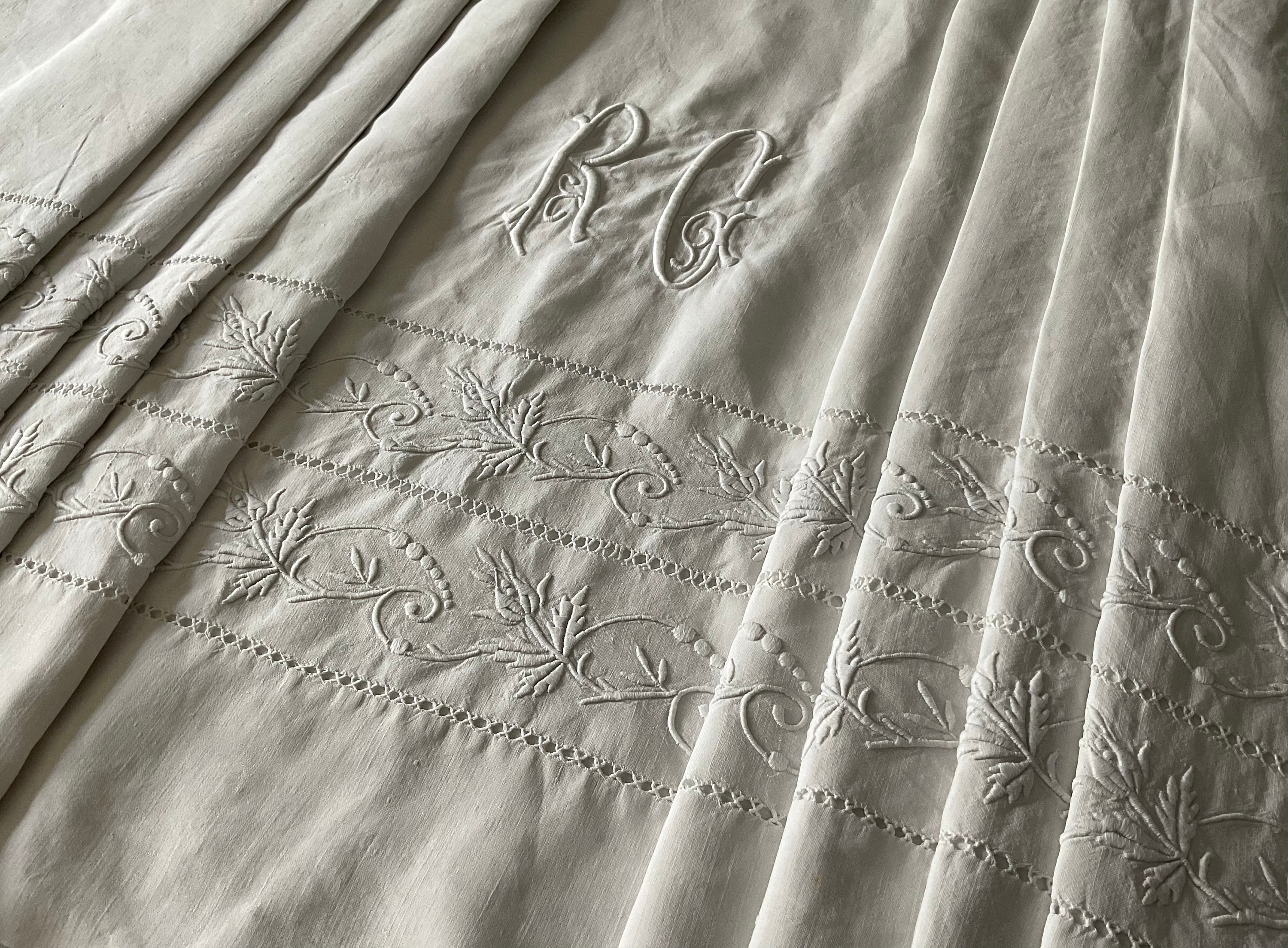 洋書 Monograms and Antique Linens Monogram Inspiration: Our