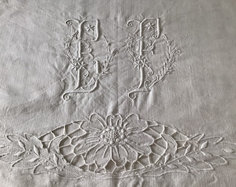 Wunderschöne Richelieu-Blumen und Stickereien zieren dieses Vintage-Bettlaken aus reinem französischem Leinen mit dem Monogramm EF.