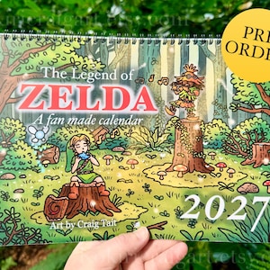 Puede incluir: Un calendario 2027 de espiral titulado The Legend of ZELDA A fan made calendar. La portada presenta una colorida ilustración de un bosque con un personaje tocando una ocarina sobre un tocón, otra figura y un círculo amarillo de PRE ORDER.