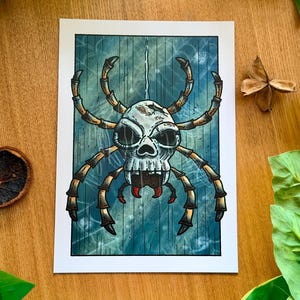 Peut inclure: Une impression d'art rectangulaire présentant une illustration centrale d'une araignée au corps en forme de crâne. L'araignée possède huit pattes segmentées, des crocs rouge foncé et se détache sur un fond bleu sarcelle à motifs de toile.