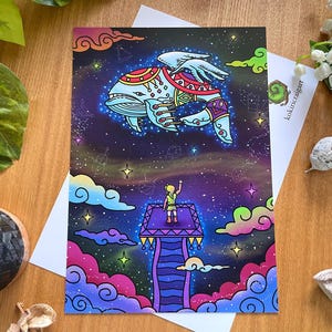 Peut inclure: Une illustration colorée d'une baleine avec des ailes volant dans un ciel étoilé. Une petite silhouette se tient sur une plateforme avec des escaliers qui y mènent. L'arrière-plan est bleu foncé avec des étoiles et des nuages.