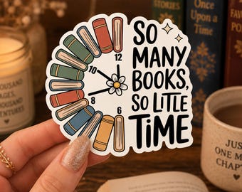 Puede incluir: Una pegatina troquelada con un diseño de reloj donde los números se sustituyen por libros coloridos dispuestos en círculo. El texto dice, So Many Books, So Little Time, en letras negras. Una pequeña flor blanca se sitúa en el centro de las agujas.
