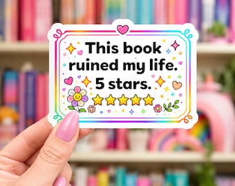 Puede incluir: Una pegatina rectangular con borde arcoíris que presenta el texto negro This book ruined my life. 5 stars. El diseño incluye cinco estrellas amarillas, una flor sonriente, corazones pequeños y destellos coloridos sobre fondo blanco.