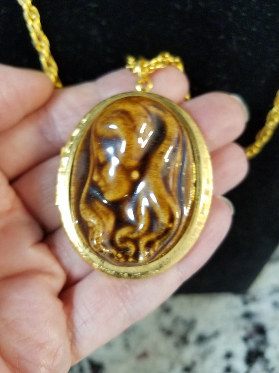 Vintage young lady cameo locket necklace high reli