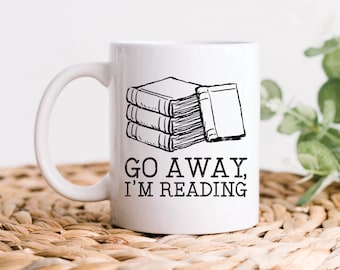 Gå bort, jag läser kaffemugg, läsarmugg, bokälskarepresent, rolig bokmalpresent, ivrig läsare eller författarepresent