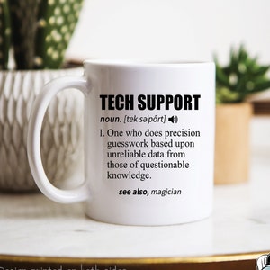 Puede incluir: Taza de cerámica blanca con un diseño negro que dice "TECH SUPPORT noun. [tek sə'pôrt] 1. One who does precision guesswork based upon unreliable data from those of questionable knowledge. see also, magician"