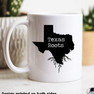 Puede incluir: Taza de café de cerámica blanca con una silueta negra del estado de Texas con las palabras "Texas Roots" impresas dentro del contorno del estado. La silueta tiene raíces que se extienden desde la parte inferior del estado.