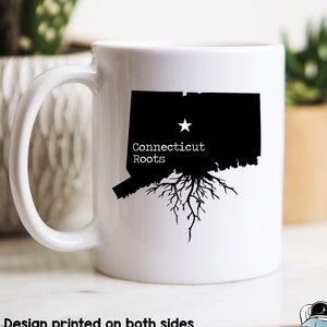 Peut inclure: Une tasse à café en céramique blanche avec une silhouette noire de l'état du Connecticut avec des racines d'arbre qui s'étendent du bas. Le texte "Connecticut Roots" est imprimé au-dessus du contour de l'état.