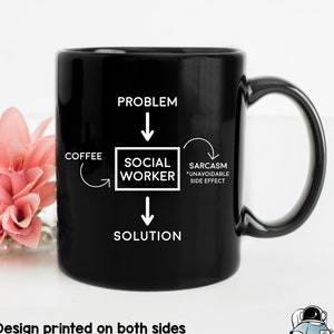 Könnte beinhalten: Schwarze Kaffeetasse mit einer weißen Grafik, die "Problem, Kaffee, Sozialarbeiter, Sarkasmus *unvermeidlicher Nebeneffekt*, Lösung" lautet. Die Grafik ist ein Flussdiagramm mit Pfeilen, die die Wörter verbinden.